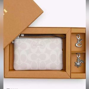 🔥❤️🔥Boxed Corner Zip Wristlet In Signature Canvas